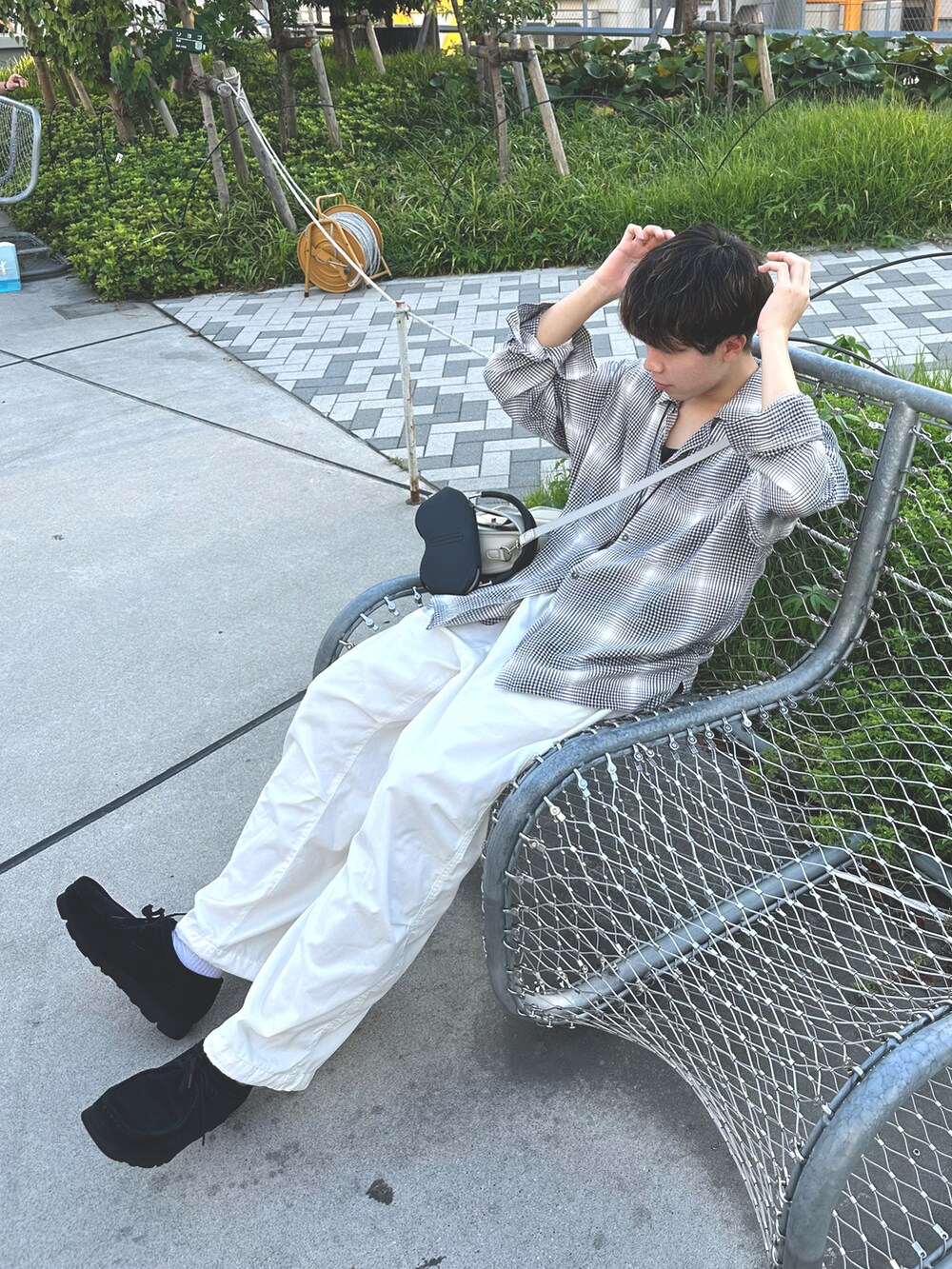 ホワイト系のシャツ/ブラウス、ホワイト系のカーゴパンツ、ブラック系のその他シューズを着用したメンズの夏コーディネートの4枚目の写真