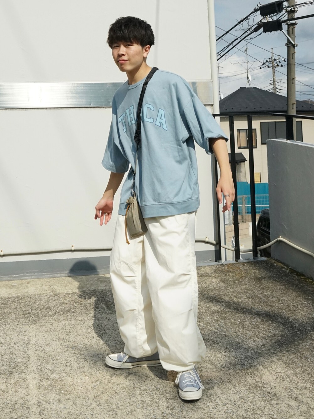 ブルー系のTシャツ/カットソー、ホワイト系のカーゴパンツ、ベージュ系のショルダーバッグを着用したメンズの夏コーディネートの2枚目の写真