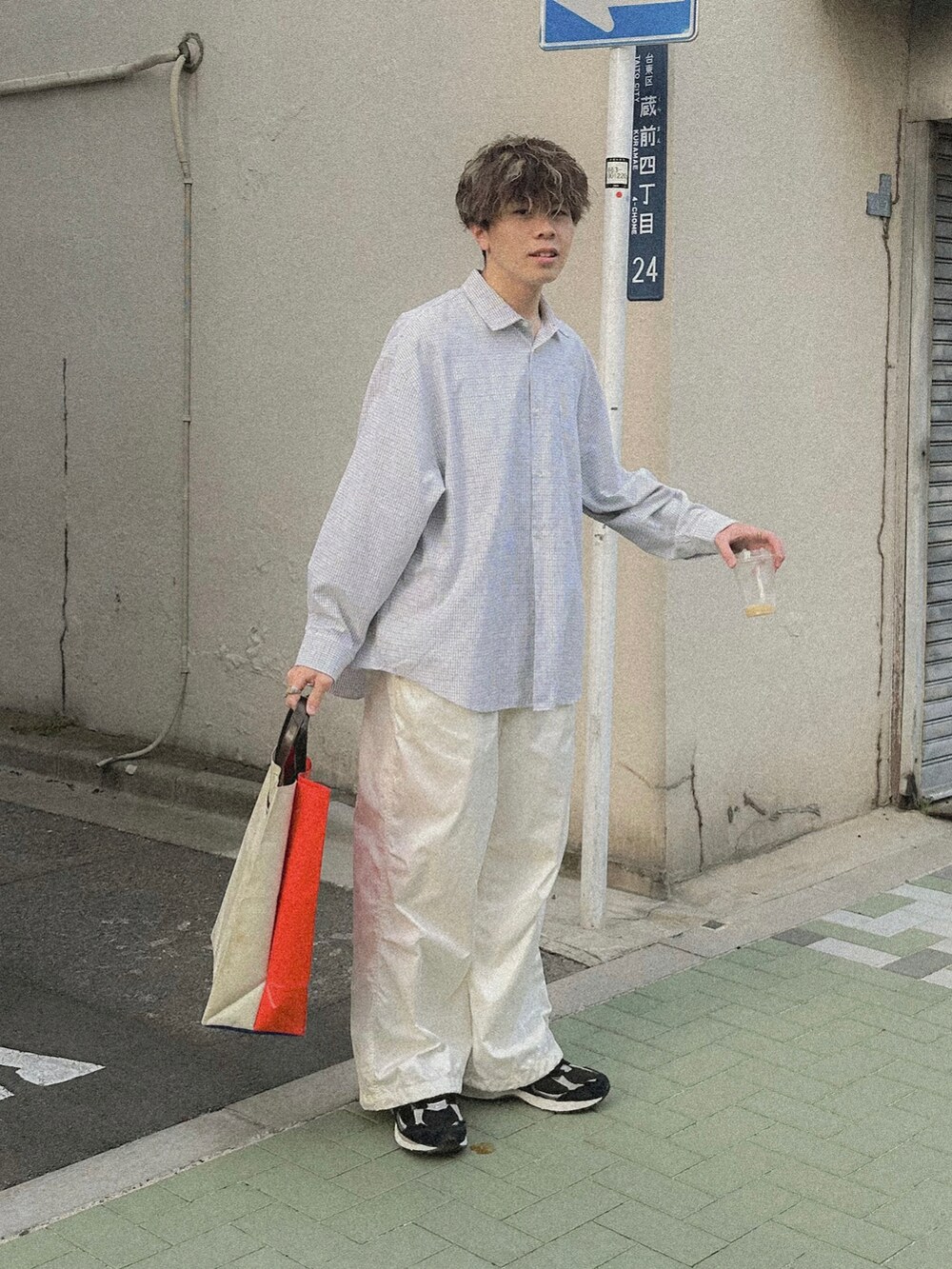 ブラック系のシャツ/ブラウス、ホワイト系のカーゴパンツ、ホワイト系のトートバッグを着用したメンズの春コーディネートの2枚目の写真