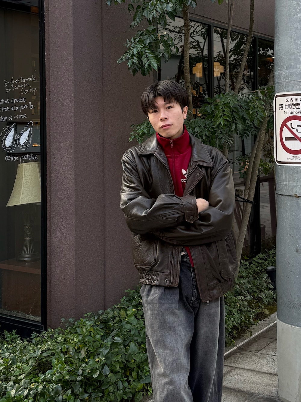 レッド系のその他トップス、ブラウン系のブルゾン、ブラック系のデニムパンツを着用したメンズの冬コーディネートの4枚目の写真