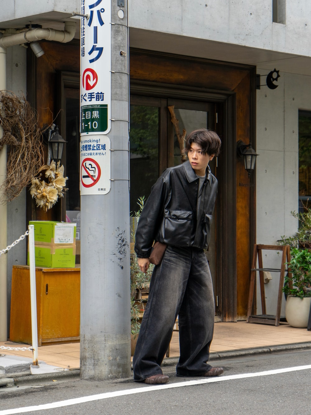 ブラック系のブルゾン、グレー系のスウェット、ブラック系のデニムパンツを着用したメンズの秋コーディネートの3枚目の写真