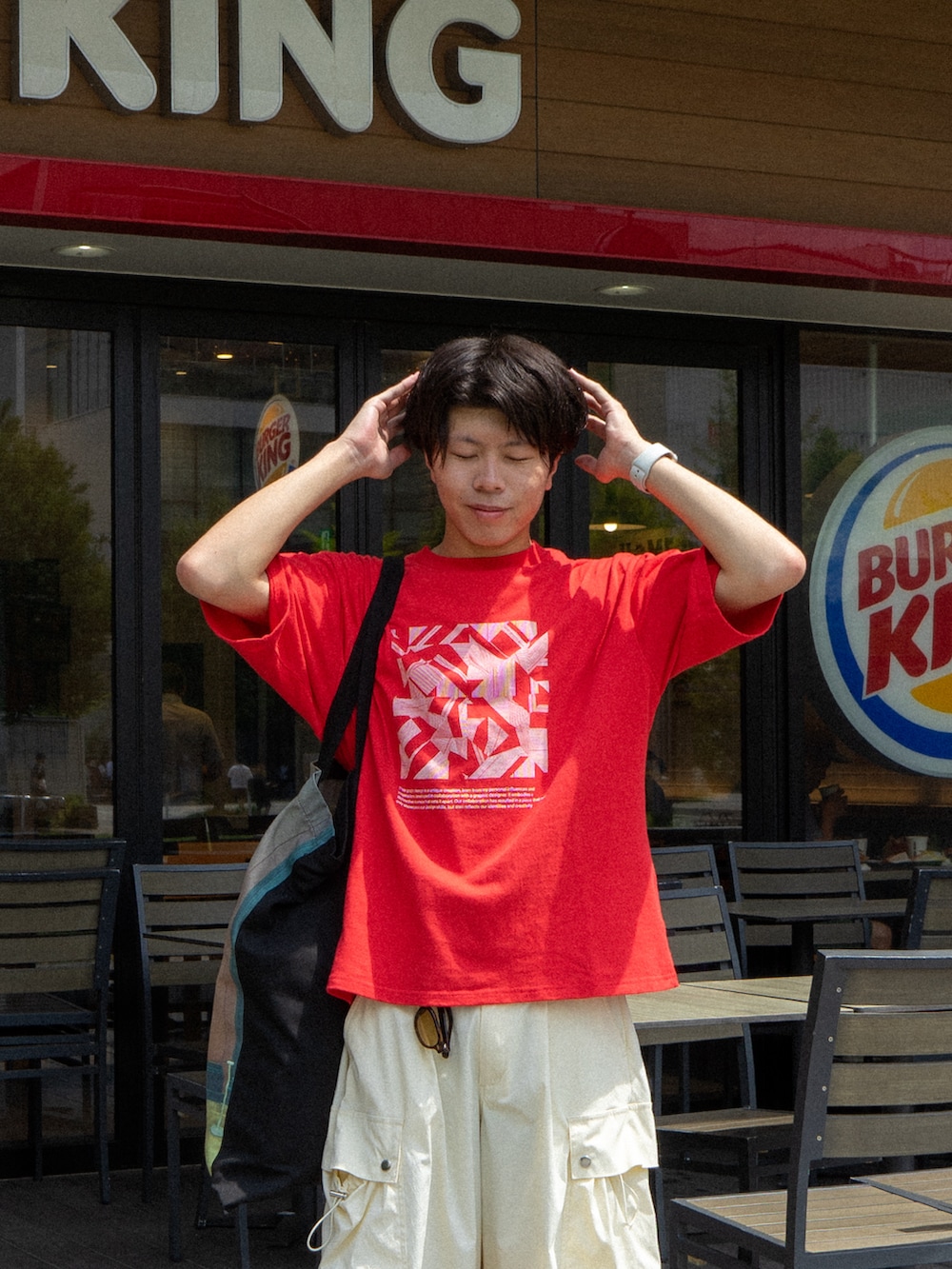 その他のTシャツ/カットソー、ホワイト系のカーゴパンツ、ブラック系のトートバッグを着用したメンズの夏コーディネートの2枚目の写真