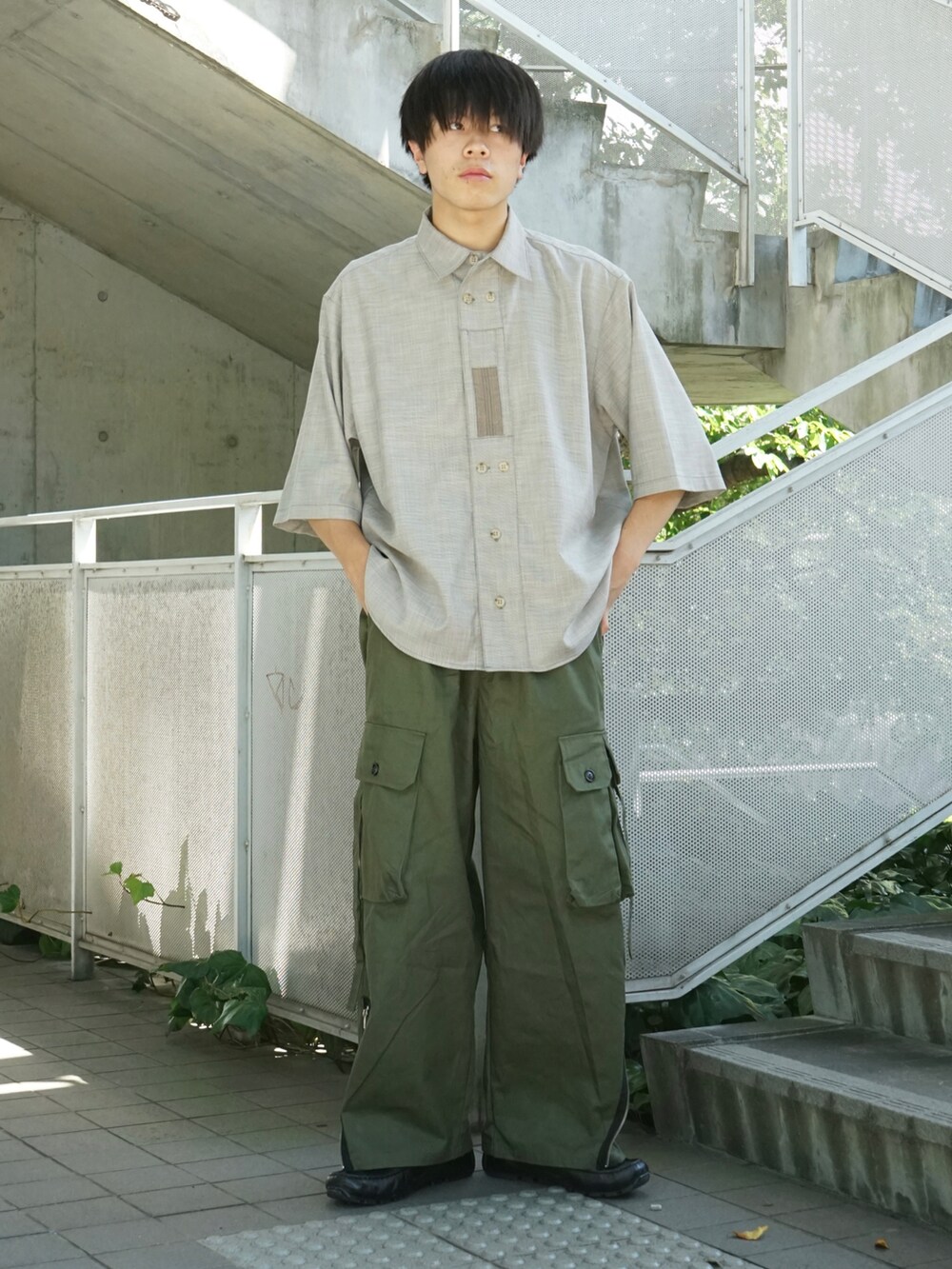 ベージュ系のシャツ/ブラウス、グリーン系のカーゴパンツ、ブラック系のローファーを着用したメンズの夏コーディネートの3枚目の写真