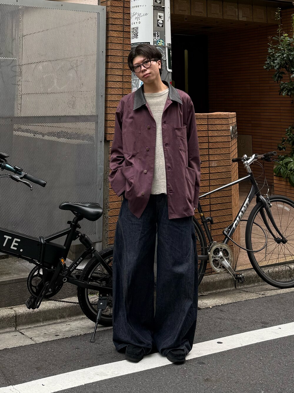 グレー系のTシャツ/カットソー、ブルー系のデニムパンツ、ブラック系のモカシン/デッキシューズを着用したメンズの秋コーディネートの2枚目の写真