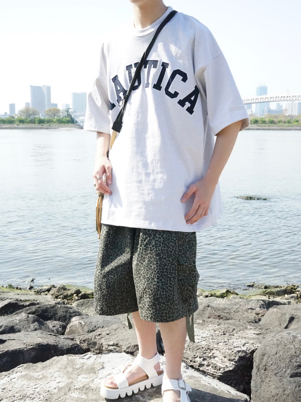 グレー系のTシャツ/カットソー、ベージュ系のショルダーバッグ、グリーン系のその他パンツを着用したメンズの春コーディネートの4枚目の写真