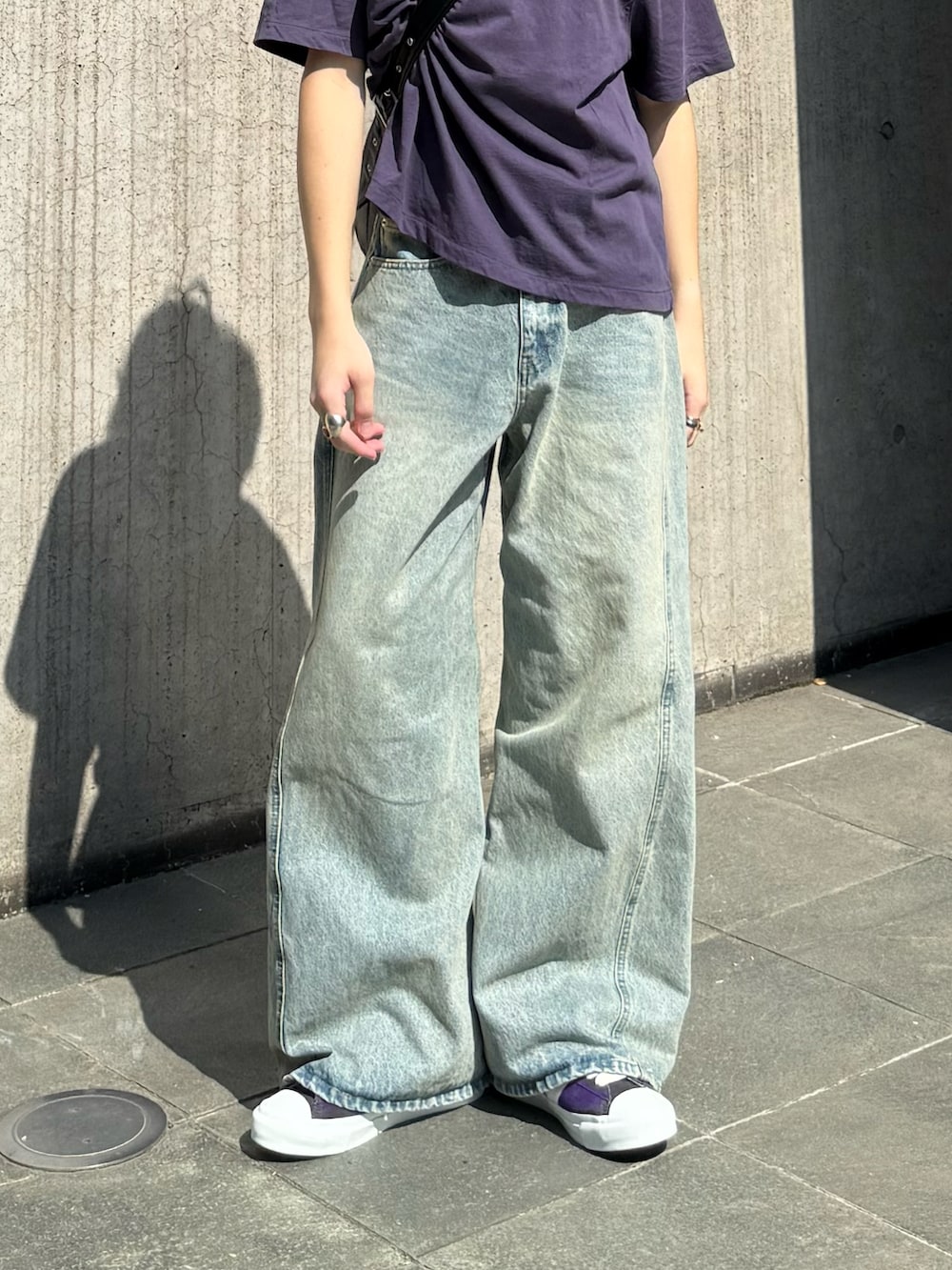 ブルー系のTシャツ/カットソー、ブルー系のデニムパンツ、ブラック系のショルダーバッグを着用したメンズの秋コーディネートの2枚目の写真