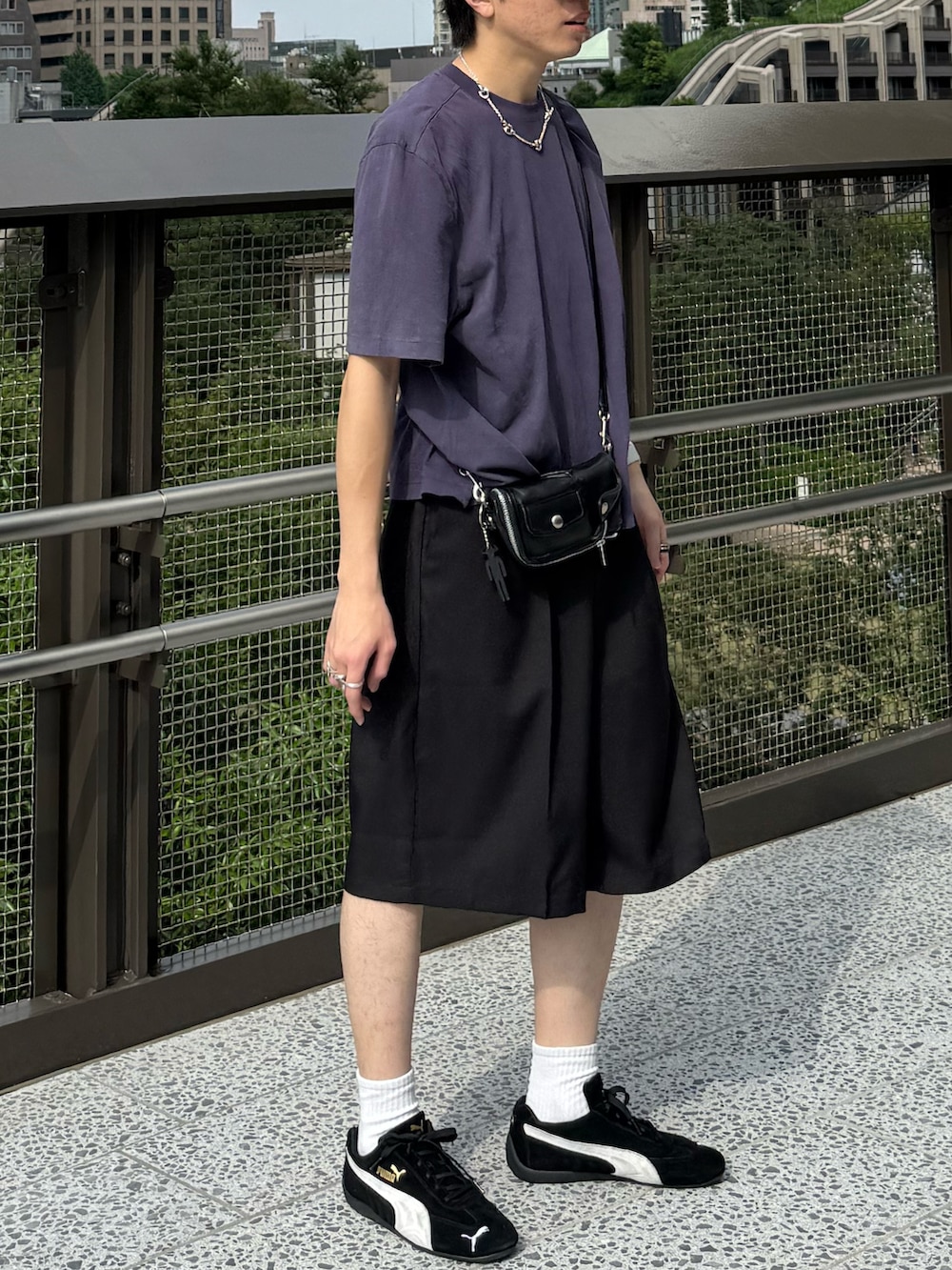 ブルー系のTシャツ/カットソー、ブラック系のその他パンツ、ブラック系のスニーカーを着用したメンズの夏コーディネートの3枚目の写真