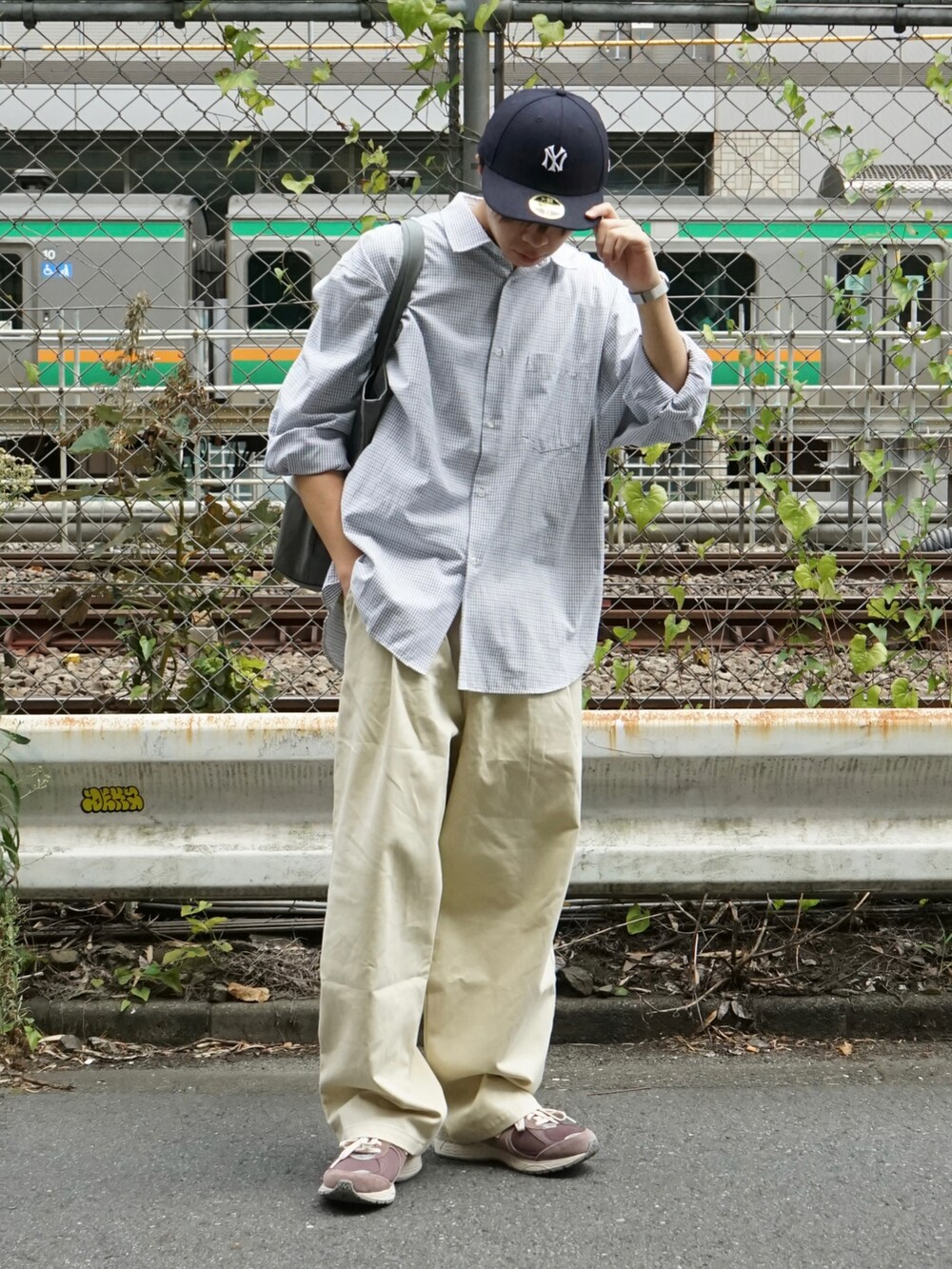 ブラック系のシャツ/ブラウス、ベージュ系のチノパンツ、グレー系のトートバッグを着用したメンズの秋コーディネートの3枚目の写真