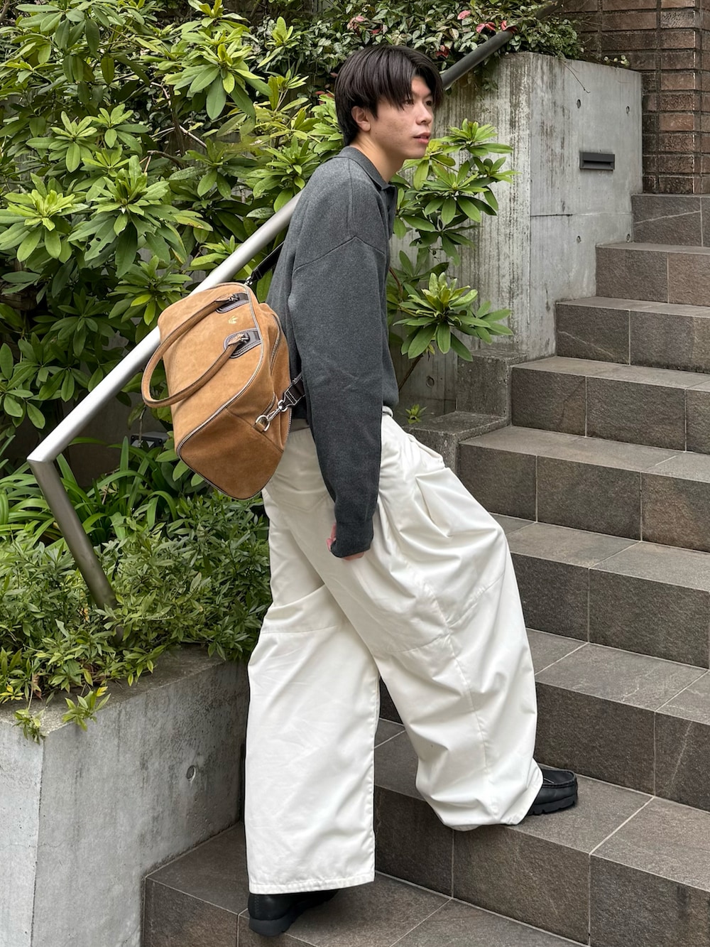 グレー系のニット/セーター、グレー系のTシャツ/カットソー、ホワイト系のその他パンツを着用したメンズの春コーディネートの3枚目の写真