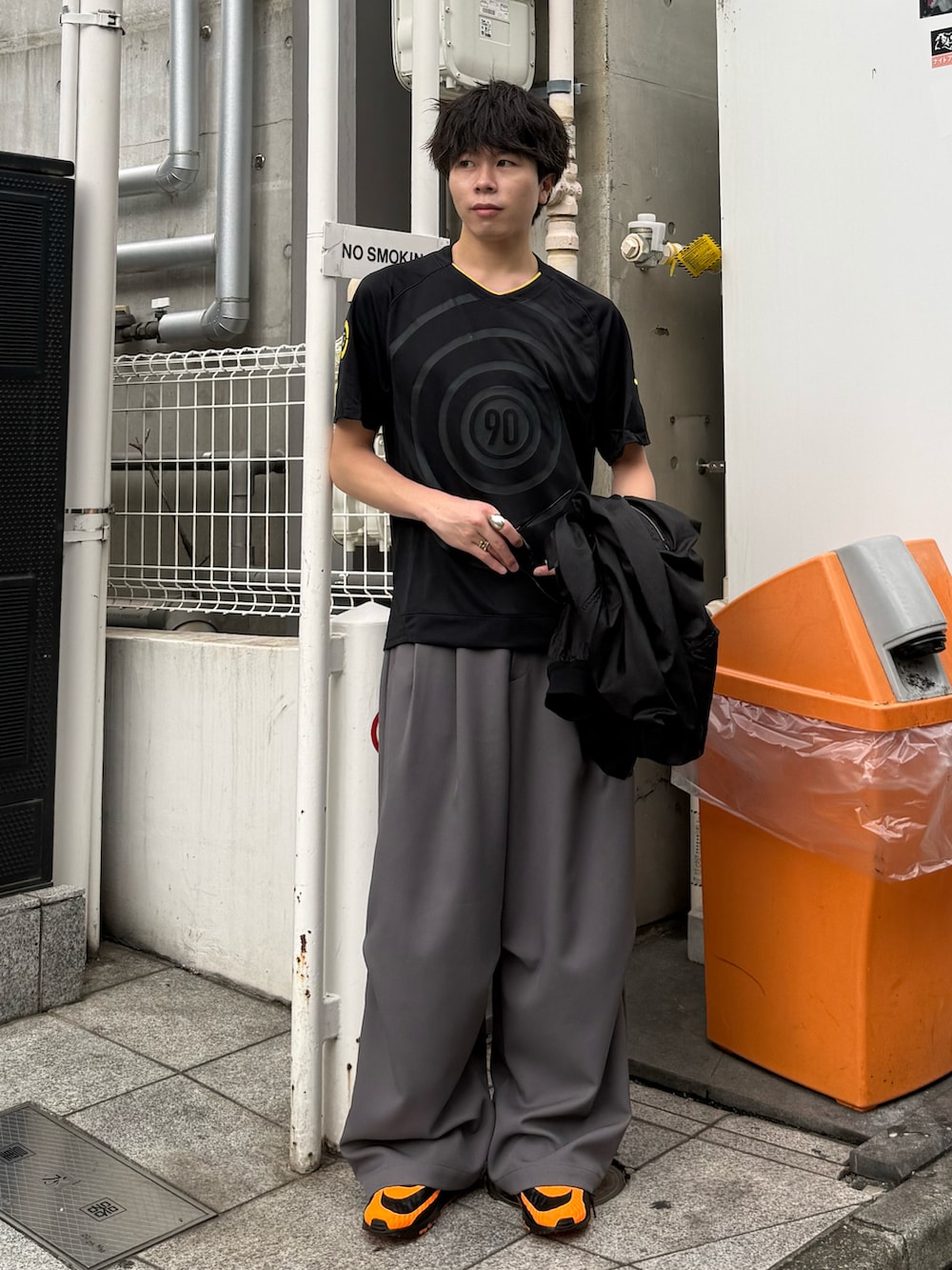 ブラック系のTシャツ/カットソー、オレンジ系のスニーカーを着用したメンズの夏コーディネートの2枚目の写真