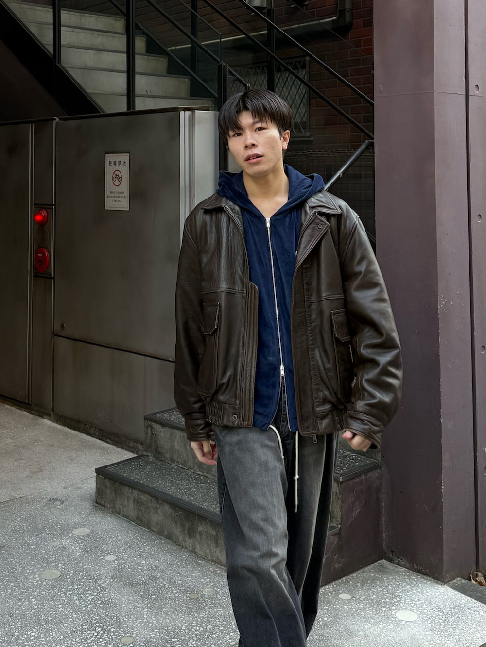 ブラック系のモカシン/デッキシューズ、ブラウン系のブルゾン、ブルー系のブルゾンを着用したメンズの冬コーディネートの4枚目の写真