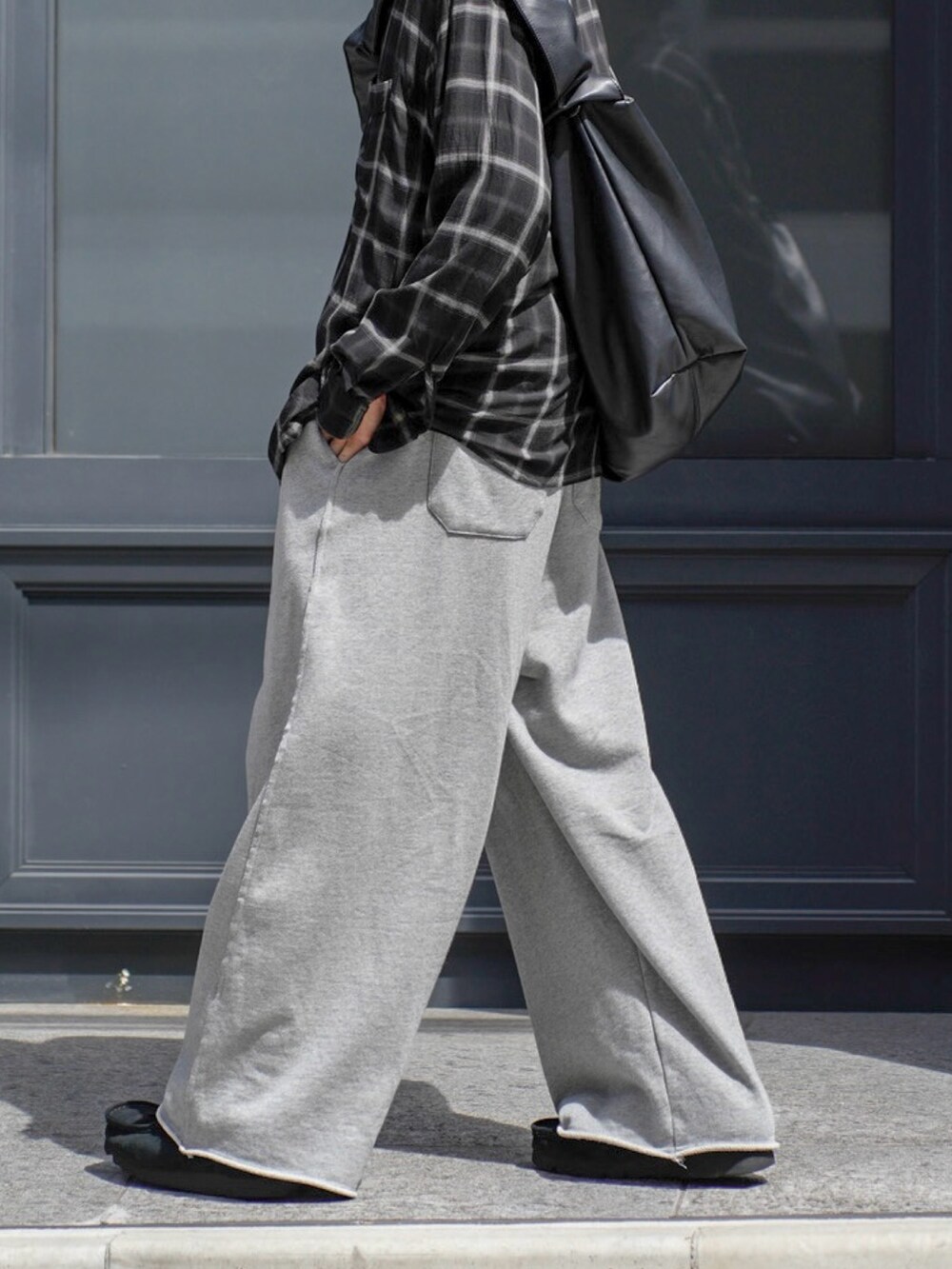ブラック系のシャツ/ブラウス、グレー系のスウェットパンツ、ブラック系のショルダーバッグを着用したメンズの秋コーディネートの4枚目の写真