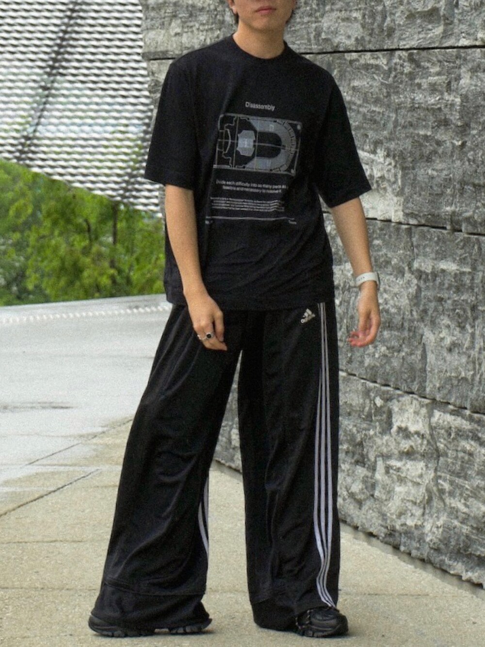 その他のTシャツ/カットソー、ブラック系のその他パンツ、ブラック系のスニーカーを着用したメンズの夏コーディネートの5枚目の写真