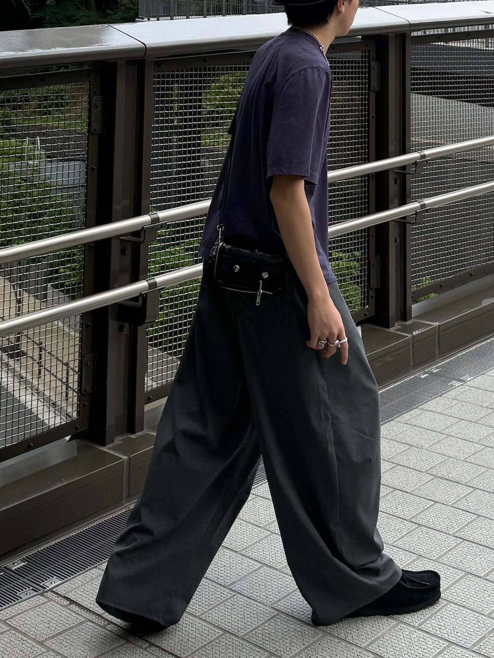 ブルー系のTシャツ/カットソー、グレー系のスラックス、ブラック系のその他シューズを着用したメンズの夏コーディネートの4枚目の写真