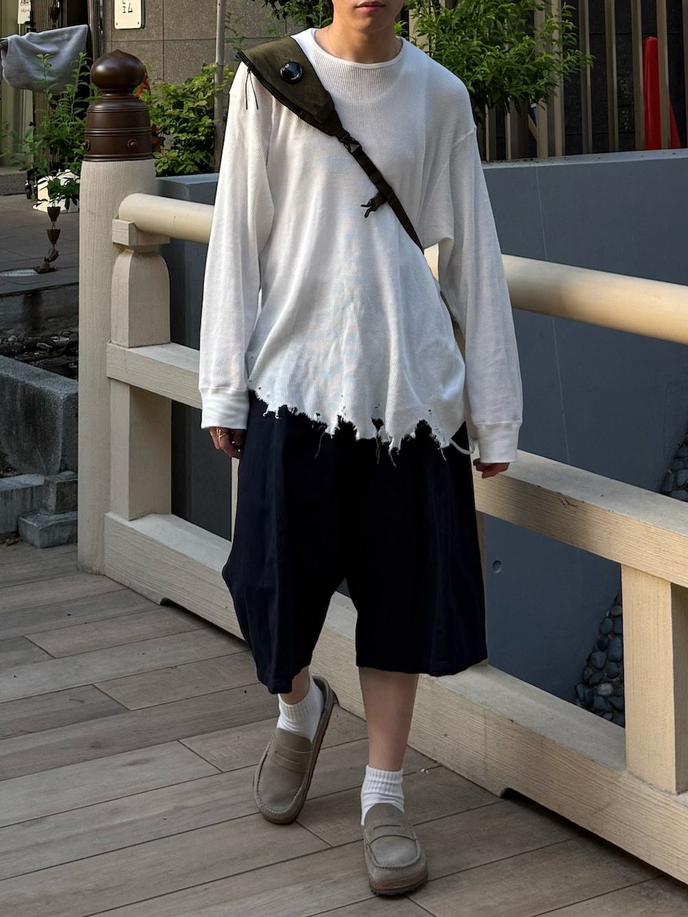 ブルー系のその他パンツ、グリーン系のバックパック/リュック、ベージュ系のその他シューズを着用したメンズの夏コーディネートの5枚目の写真
