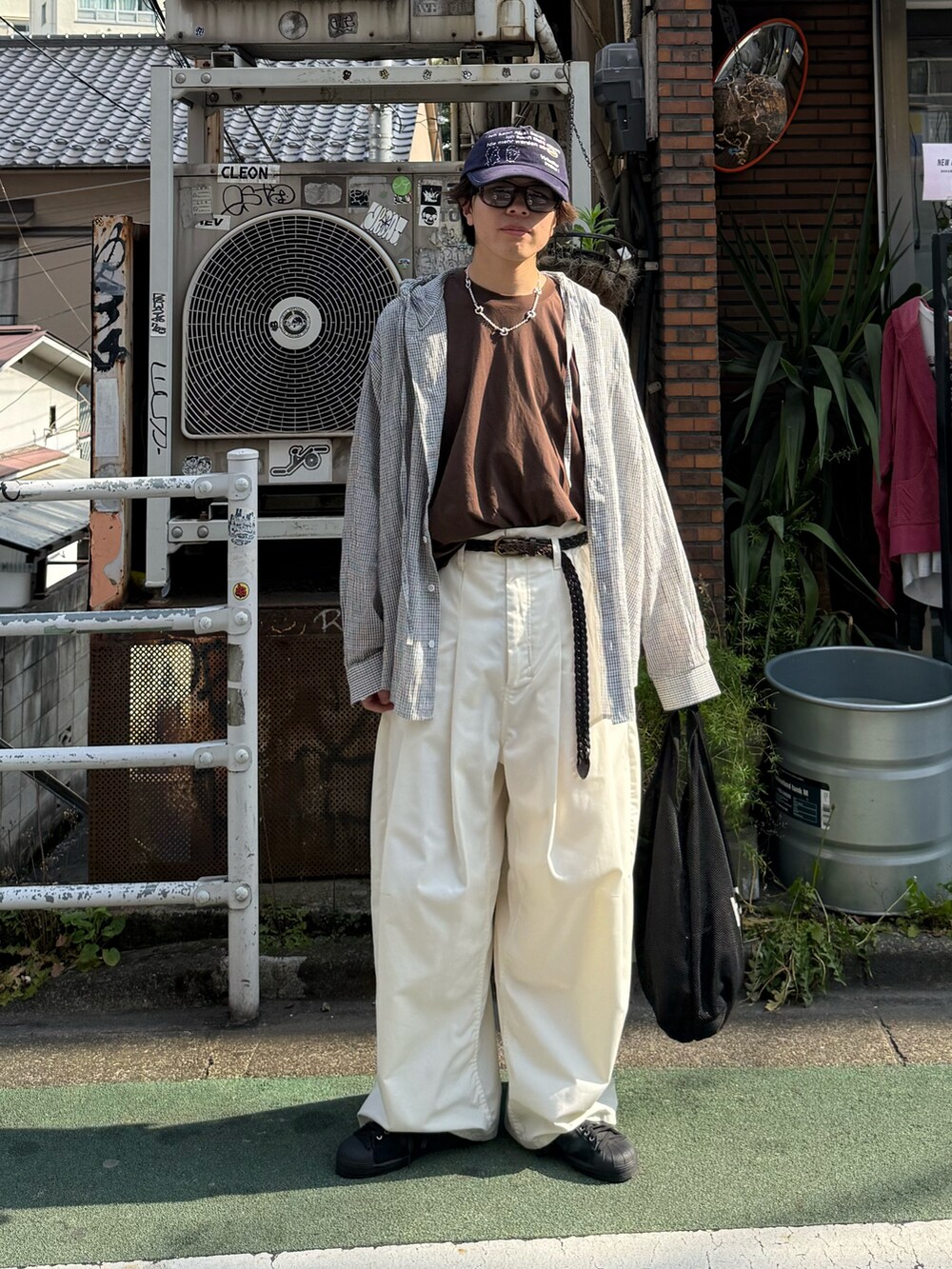 ホワイト系のシャツ/ブラウス、ブラウン系のTシャツ/カットソー、ホワイト系のその他パンツを着用したメンズの春コーディネートの2枚目の写真