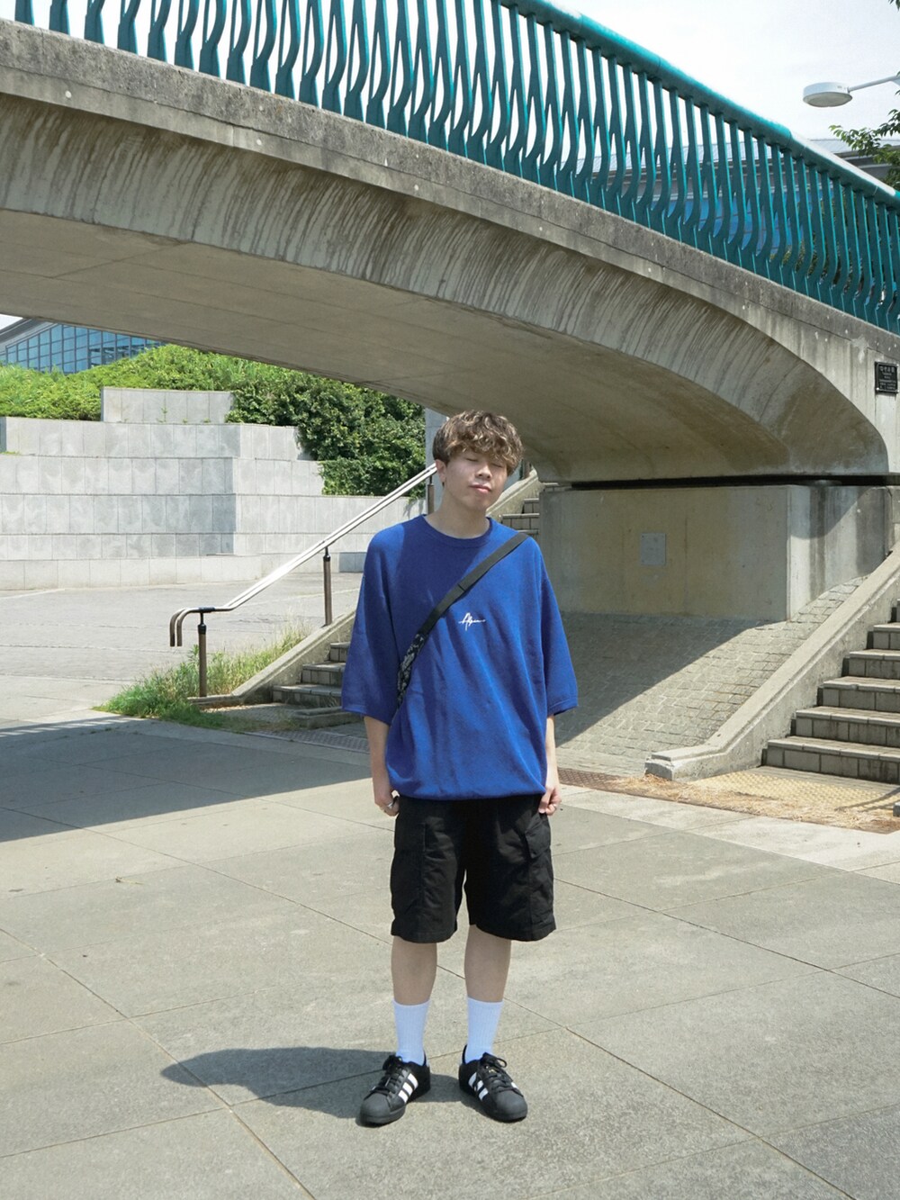 ブルー系のショルダーバッグ、ブラック系のスニーカー、ブルー系のその他を着用したメンズの夏コーディネートの3枚目の写真