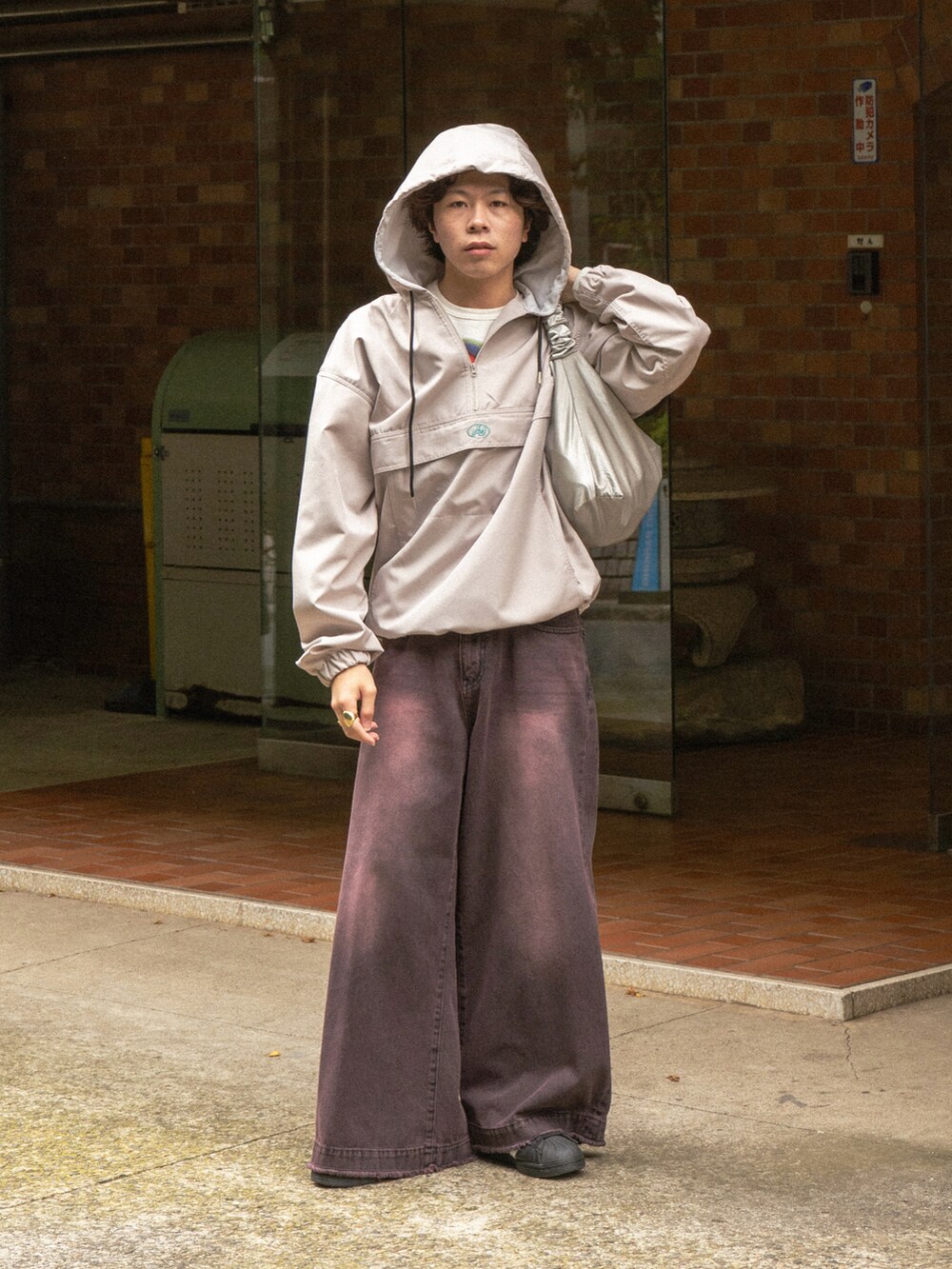ベージュ系のブルゾン、ホワイト系のTシャツ/カットソー、ブラック系のデニムパンツを着用したメンズの春コーディネートの2枚目の写真