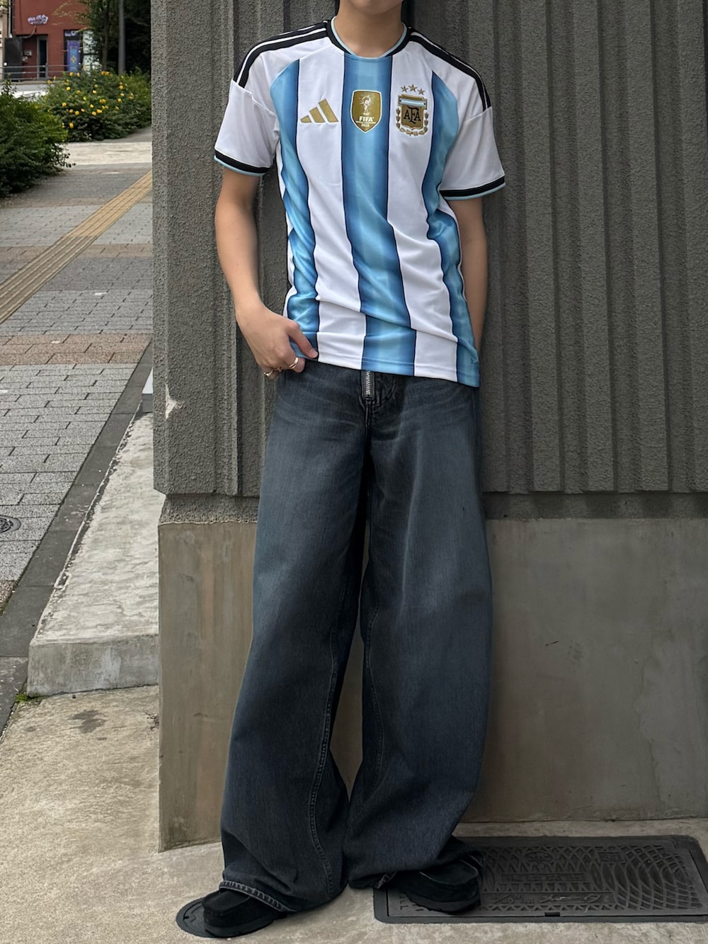 ホワイト系のTシャツ/カットソー、ブルー系のデニムパンツ、ブラック系のモカシン/デッキシューズを着用したメンズの夏コーディネートの3枚目の写真