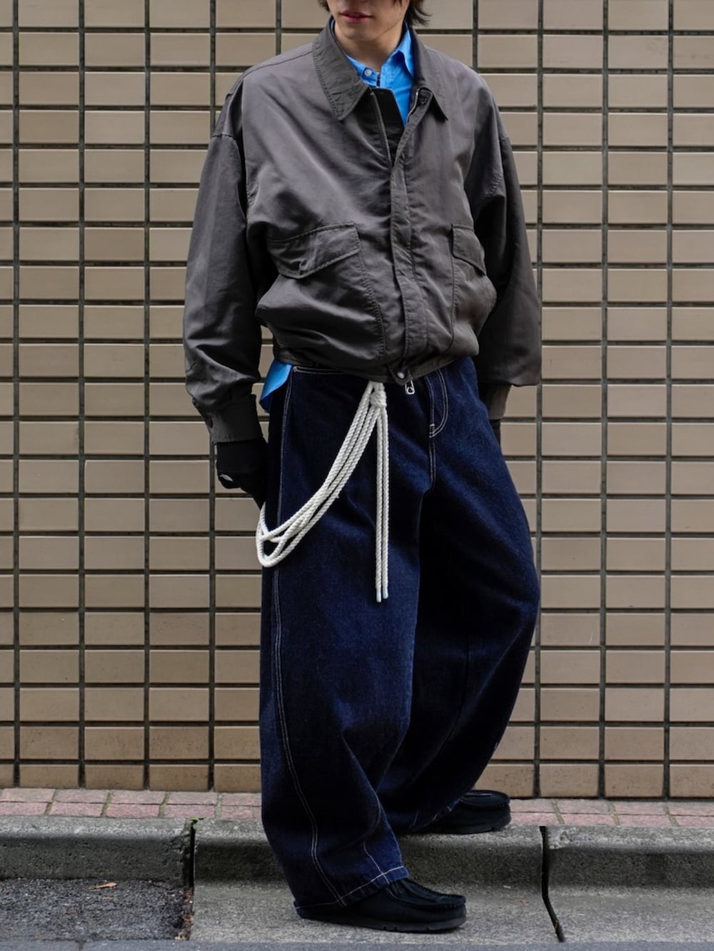 ブルー系のシャツ/ブラウス、ブラック系のその他シューズ、グレー系のナイロンジャケットを着用したメンズの冬コーディネートの5枚目の写真