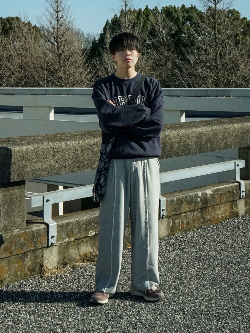 ブルー系のスウェット、グレー系のスウェットパンツ、ブルー系のショルダーバッグを着用したメンズの冬コーディネートの2枚目の写真