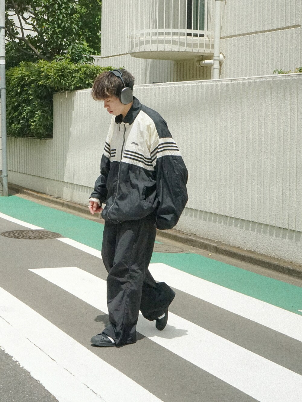 ブラック系のその他パンツ、ブラック系のスニーカー、ブルー系のその他を着用したメンズの夏コーディネートの3枚目の写真