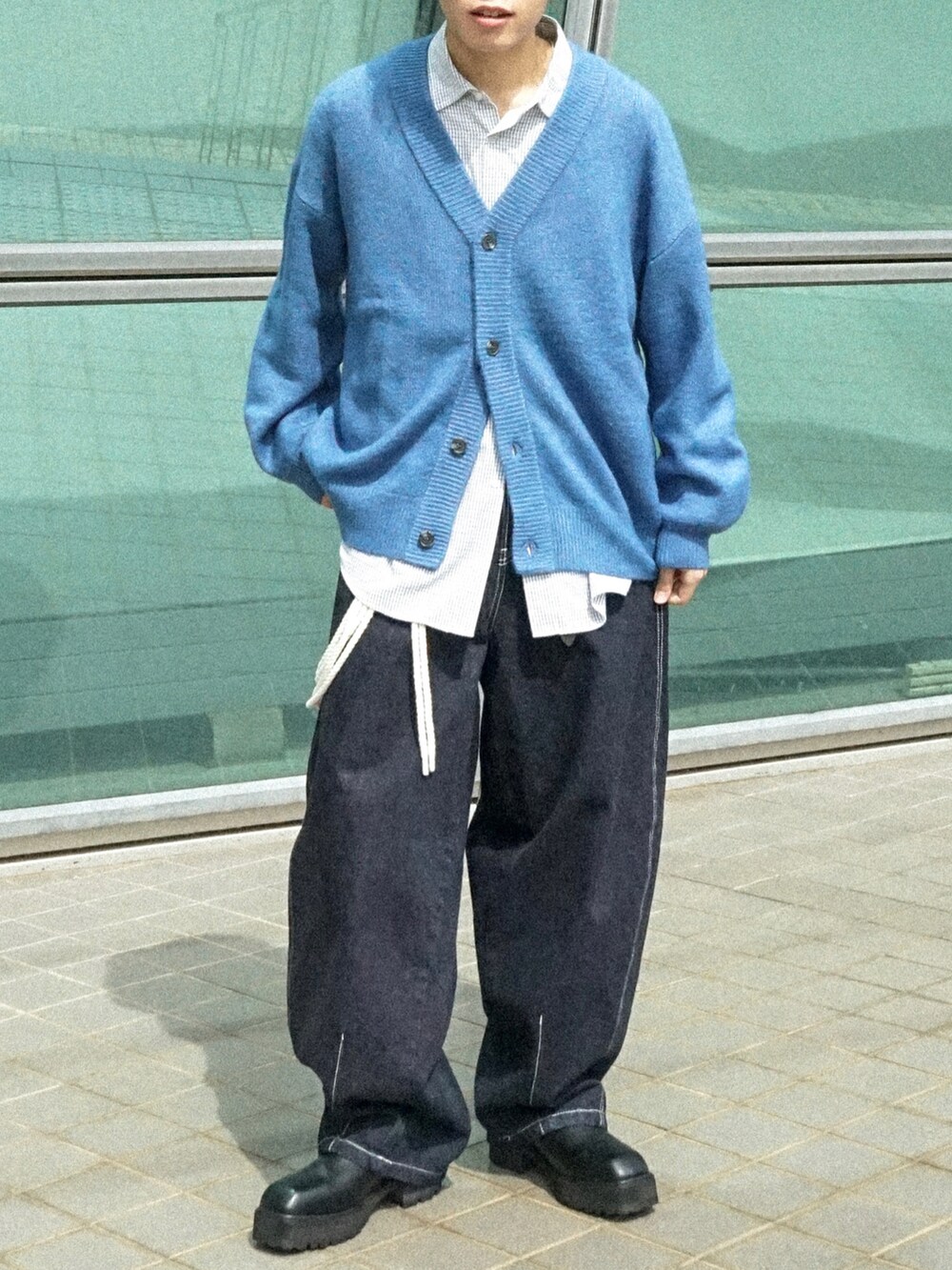 ブルー系のカーディガン/ボレロ、ブラック系のシャツ/ブラウス、ブルー系のデニムパンツを着用したメンズの秋コーディネートの5枚目の写真