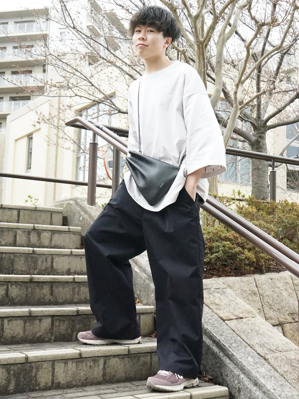 グレー系のTシャツ/カットソー、ブラック系のその他パンツ、ブラック系のショルダーバッグを着用したメンズの春コーディネートの3枚目の写真