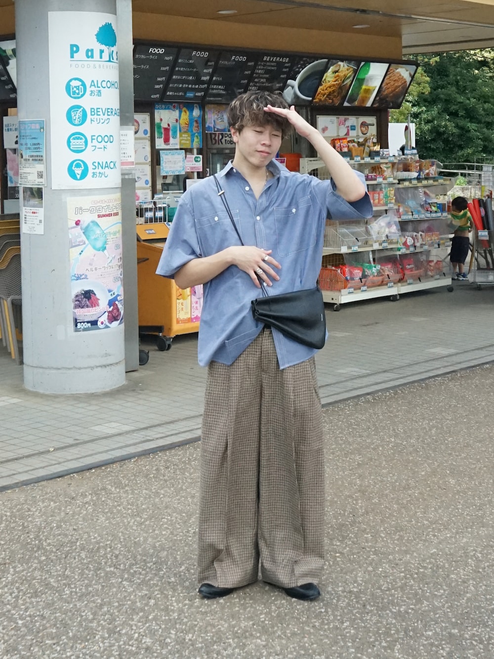 ブルー系のシャツ/ブラウス、ベージュ系のスラックス、ブラック系のショルダーバッグを着用したメンズの夏コーディネートの2枚目の写真