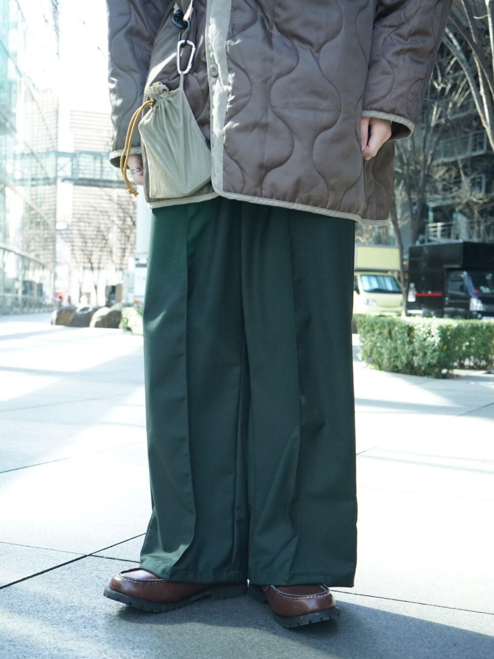 ベージュ系のその他アウター、ベージュ系のショルダーバッグ、グリーン系のその他パンツを着用したメンズの冬コーディネートの4枚目の写真