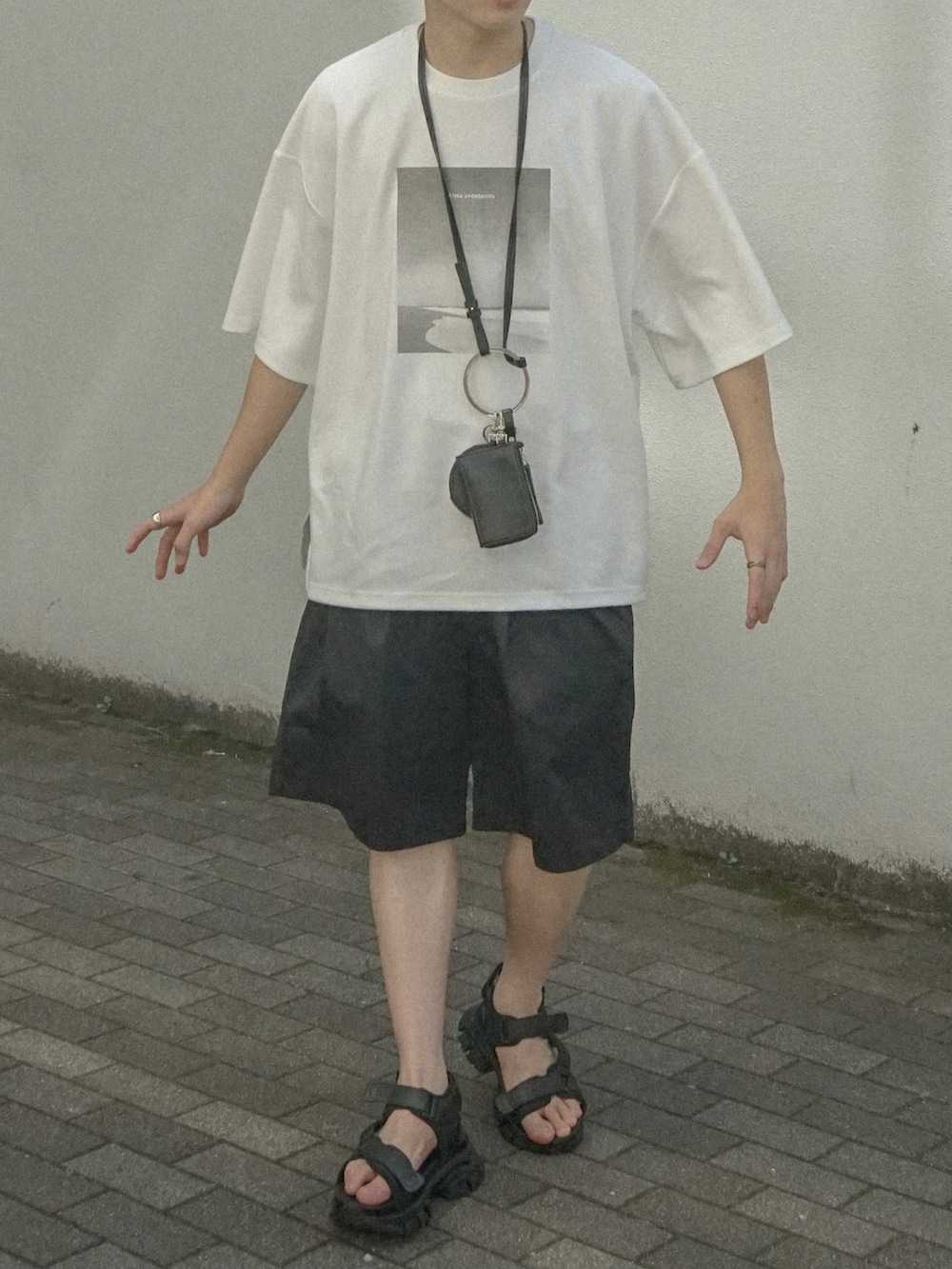 ホワイト系のTシャツ/カットソー、ブラック系のその他パンツ、ブラック系のショルダーバッグを着用したメンズの夏コーディネートの5枚目の写真