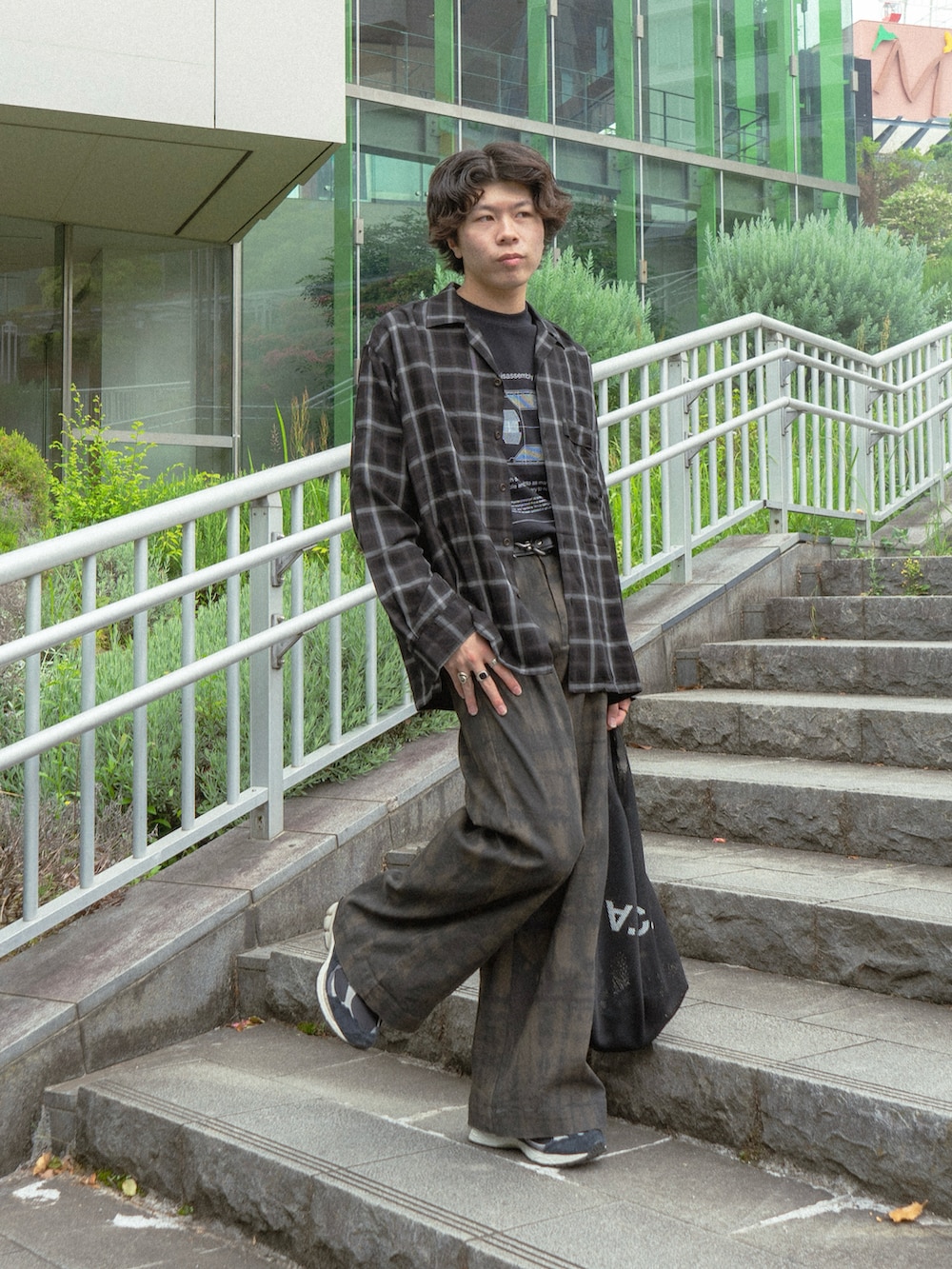 ブラック系のシャツ/ブラウス、その他のTシャツ/カットソー、グリーン系のその他パンツを着用したメンズの夏コーディネートの2枚目の写真