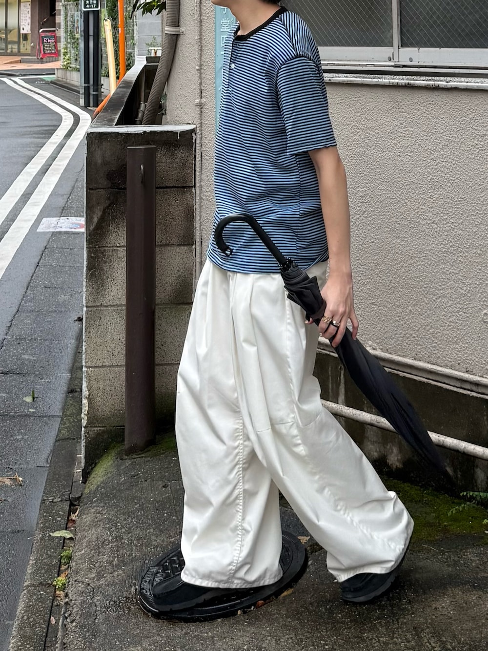 その他のTシャツ/カットソー、ホワイト系のその他パンツ、ブラック系のモカシン/デッキシューズを着用したメンズの夏コーディネートの3枚目の写真