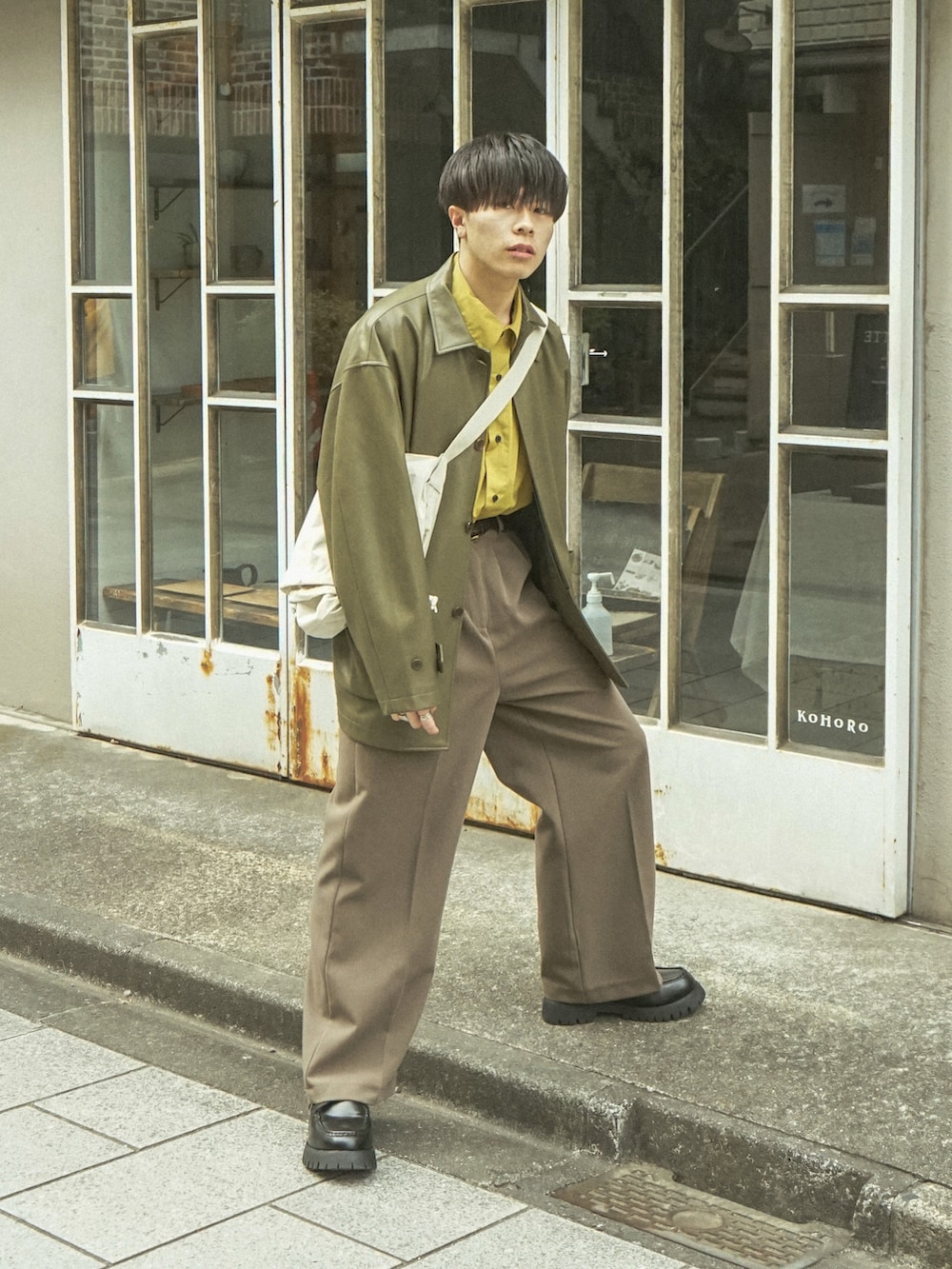 グリーン系のカバーオール、イエロー系のシャツ/ブラウス、ブラウン系のその他パンツを着用したメンズの春コーディネートの2枚目の写真