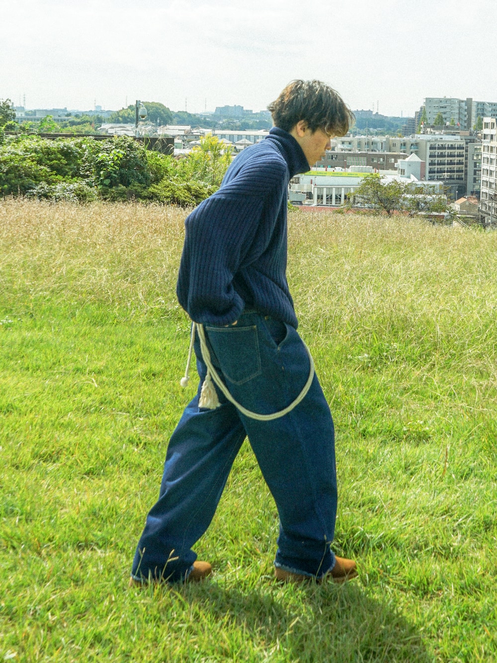 ブルー系のカーディガン/ボレロ、ブラック系のデニムパンツ、ブラウン系のブーツを着用したメンズの冬コーディネートの3枚目の写真