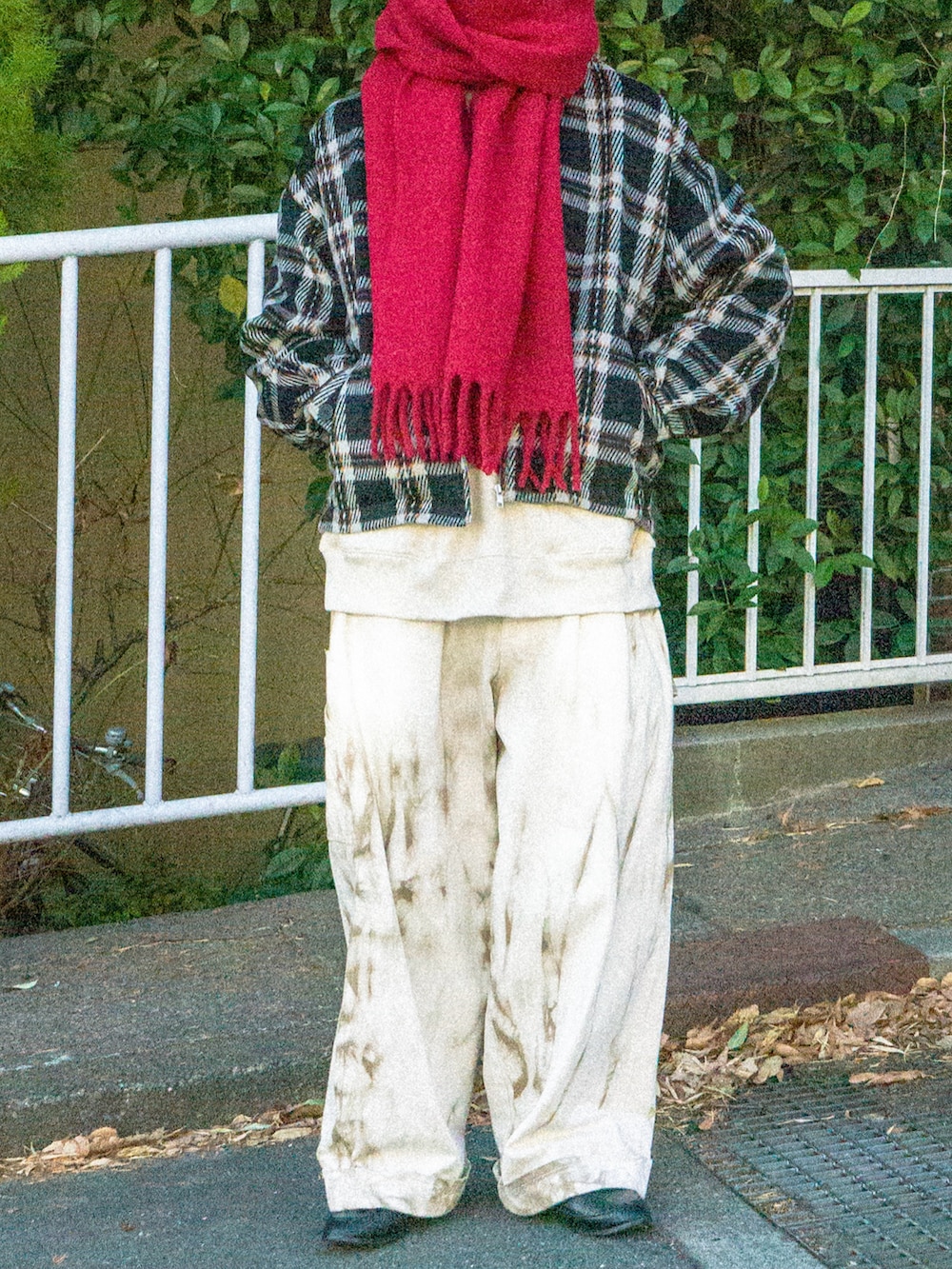 ブラック系のブルゾン、ベージュ系のその他パンツ、ホワイト系のスウェットを着用したメンズの冬コーディネートの5枚目の写真