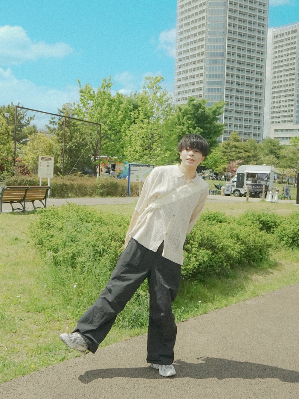 ホワイト系のカーディガン/ボレロ、ブラック系のその他パンツ、ホワイト系のショルダーバッグを着用したメンズの春コーディネートの3枚目の写真