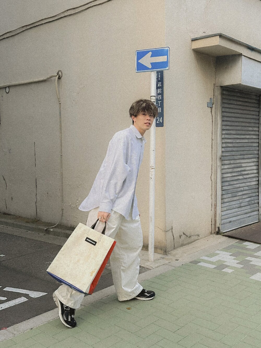 ブラック系のシャツ/ブラウス、ホワイト系のカーゴパンツ、ホワイト系のトートバッグを着用したメンズの春コーディネートの4枚目の写真