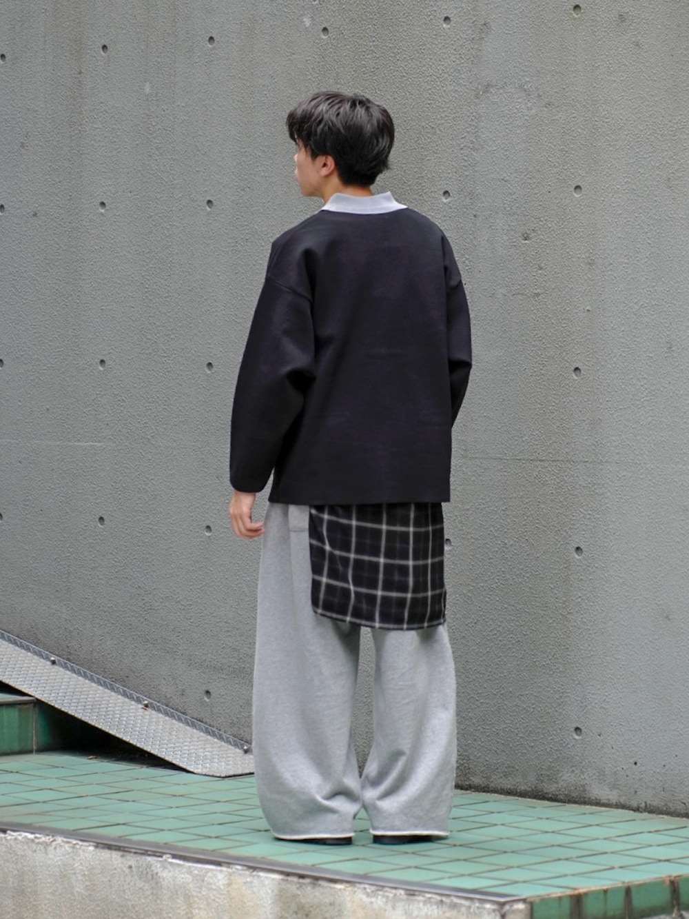 ブラック系のポロシャツ、グレー系のスウェットパンツ、ブラック系のシャツ/ブラウスを着用したメンズの秋コーディネートの3枚目の写真