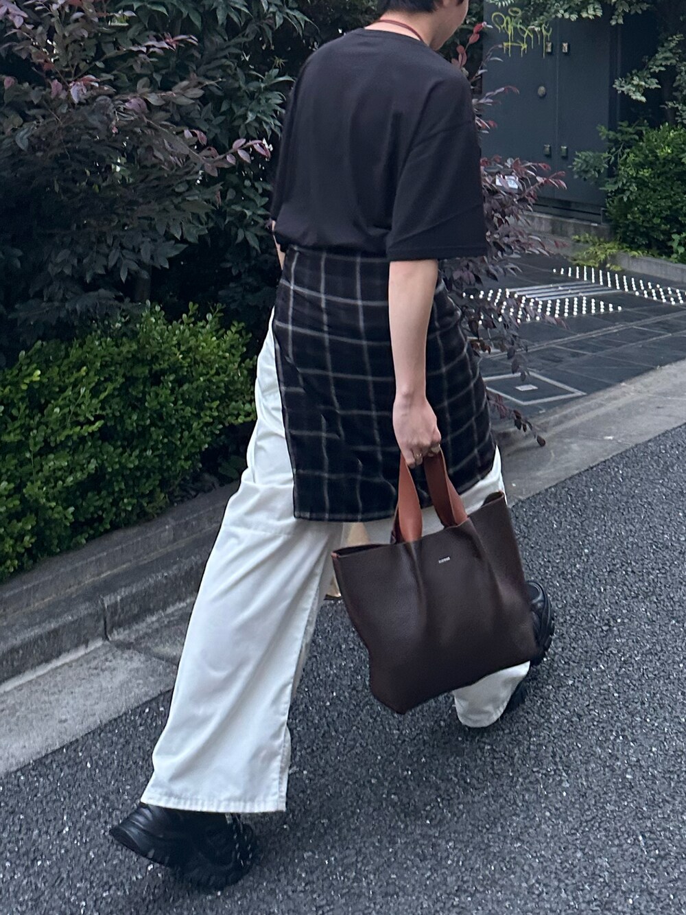 ブラック系のTシャツ/カットソー、ブラック系のシャツ/ブラウス、ブラウン系のハンドバッグを着用したメンズの夏コーディネートの3枚目の写真