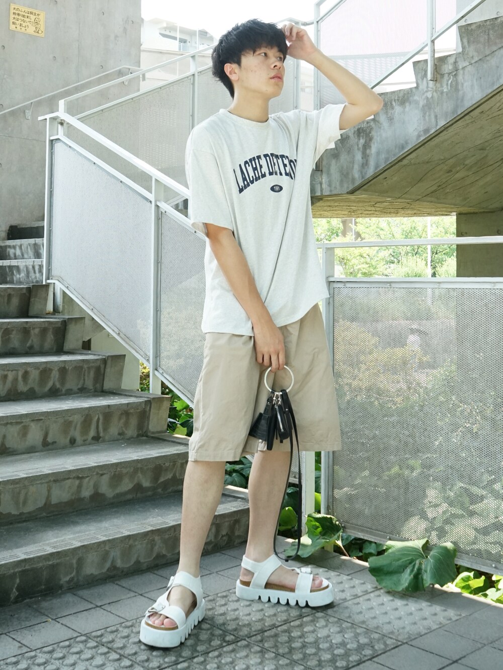 グレー系のTシャツ/カットソー、ベージュ系のその他パンツ、ブラック系のショルダーバッグを着用したメンズの夏コーディネートの2枚目の写真