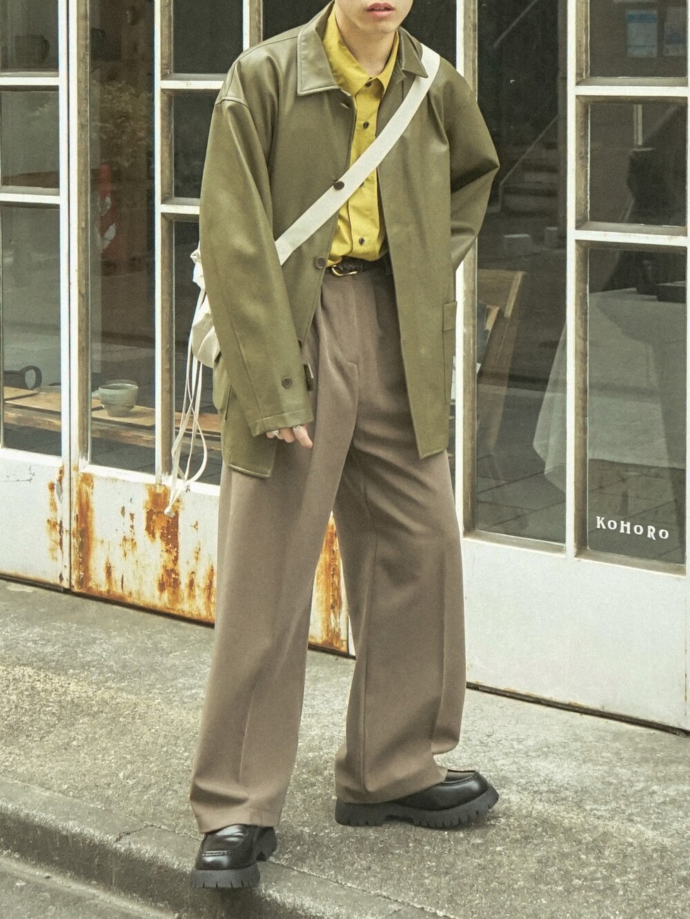 グリーン系のカバーオール、イエロー系のシャツ/ブラウス、ブラウン系のその他パンツを着用したメンズの春コーディネートの5枚目の写真