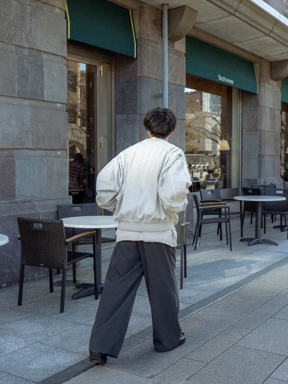 ホワイト系のブルゾン、ホワイト系のスウェット、グレー系のその他パンツを着用したメンズの冬コーディネートの4枚目の写真