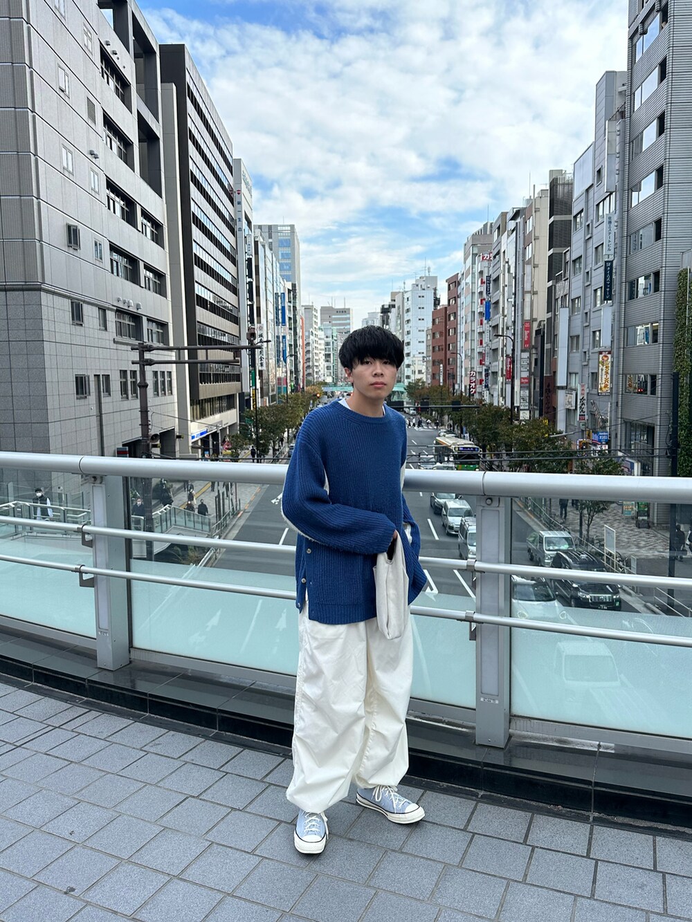 ブルー系のニット/セーター、ホワイト系のカーゴパンツ、グレー系のスニーカーを着用したメンズの秋コーディネートの4枚目の写真