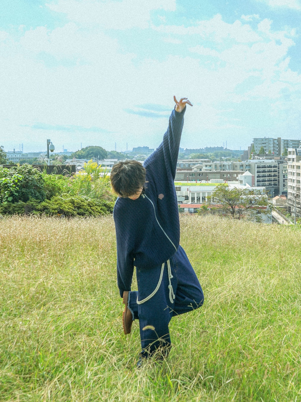 ブルー系のカーディガン/ボレロ、ブラック系のデニムパンツ、ブラウン系のブーツを着用したメンズの冬コーディネートの4枚目の写真