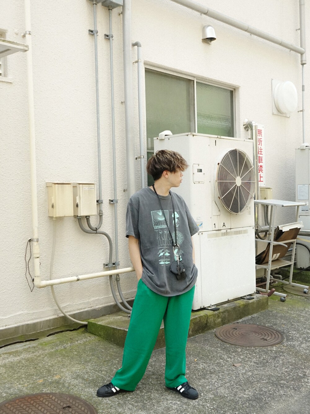 グレー系のTシャツ/カットソー、グリーン系のその他パンツ、ブラック系のショルダーバッグを着用したメンズの夏コーディネートの3枚目の写真