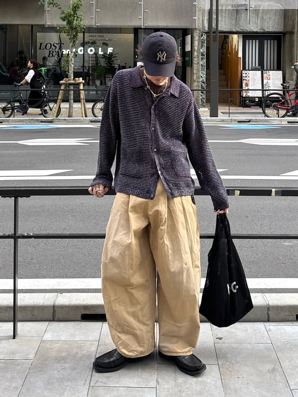 パープル系のカーディガン/ボレロ、ブラウン系のTシャツ/カットソー、ベージュ系のチノパンツを着用したメンズの春コーディネートの2枚目の写真