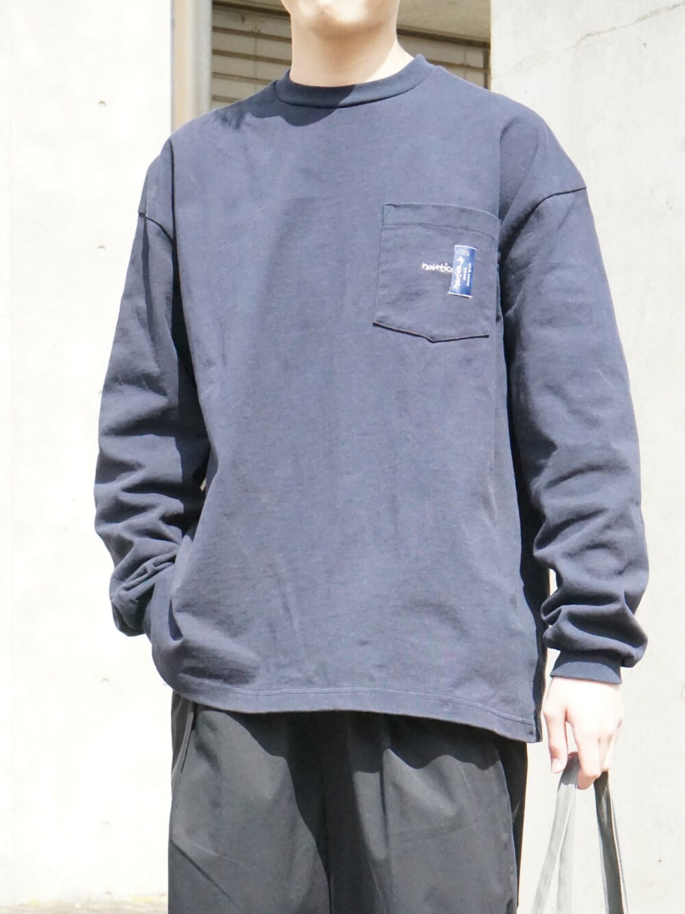 ブルー系のTシャツ/カットソー、ブラック系のその他パンツ、グレー系のトートバッグを着用したメンズの春コーディネートの5枚目の写真