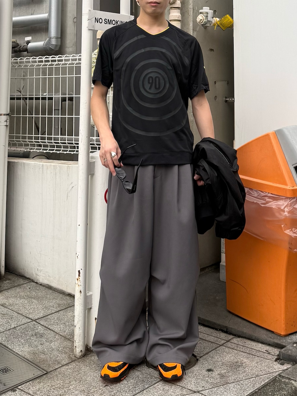 ブラック系のTシャツ/カットソー、オレンジ系のスニーカーを着用したメンズの夏コーディネートの5枚目の写真