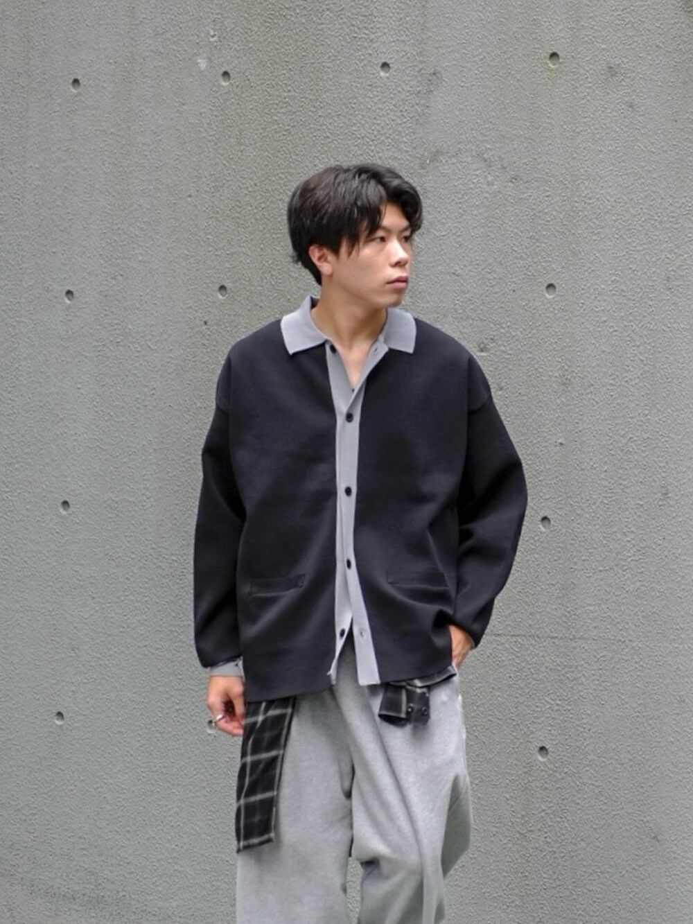 ブラック系のポロシャツ、グレー系のスウェットパンツ、ブラック系のシャツ/ブラウスを着用したメンズの秋コーディネートの4枚目の写真